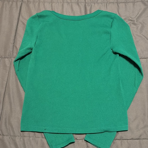 No Boundaries Juniors V-Neck Seamless Long-sleeve Tee, Green - Picture 7 of 7